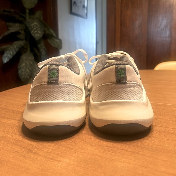 BN NIKE LEGEND ESSENTIAL 2 - Picture 2 of 4